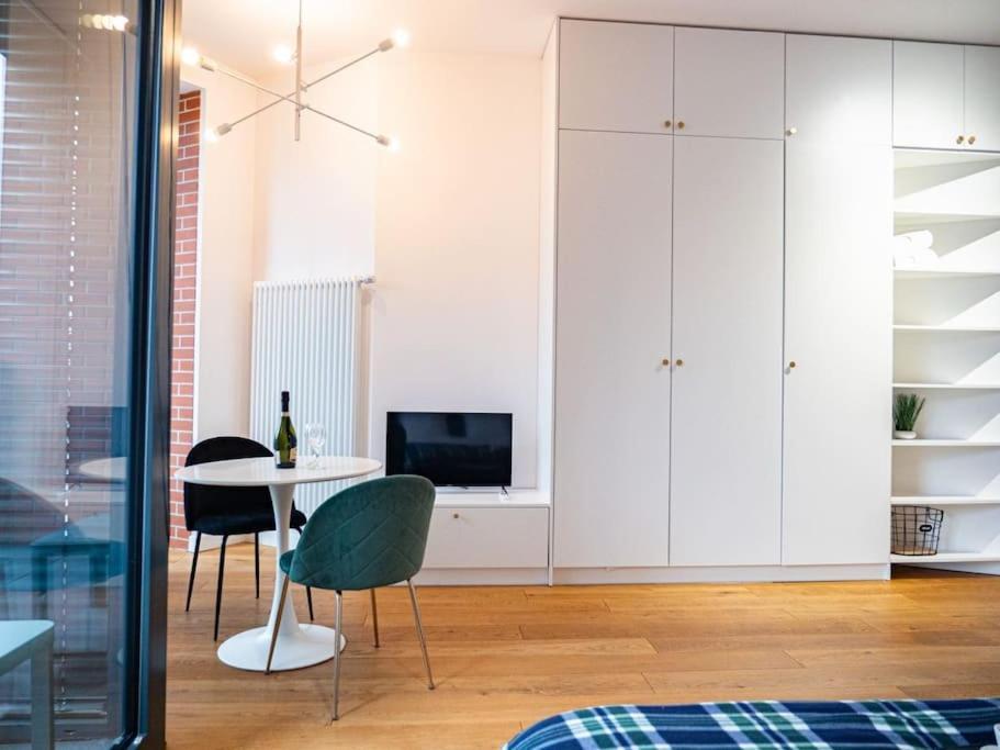 Chic Apartment In Historic Koneser Area Warsaw Luaran gambar