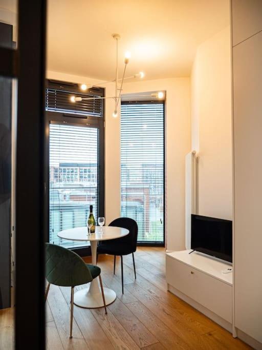 Chic Apartment In Historic Koneser Area Warsaw Luaran gambar