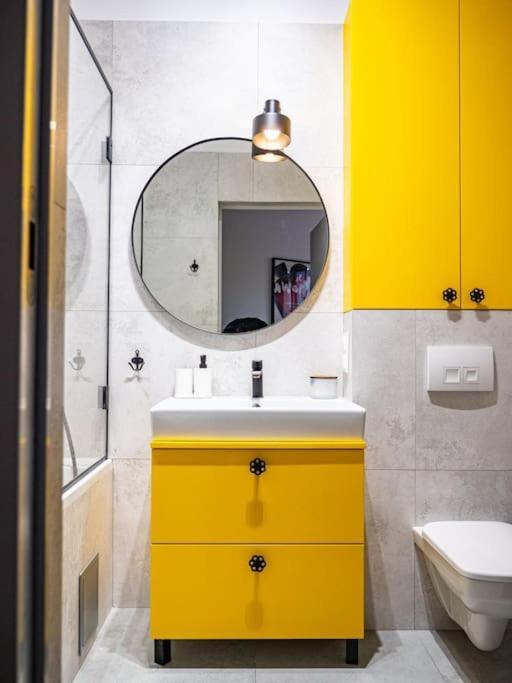 Chic Apartment In Historic Koneser Area Warsaw Luaran gambar