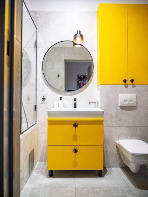 Chic Apartment In Historic Koneser Area Warsaw Luaran gambar