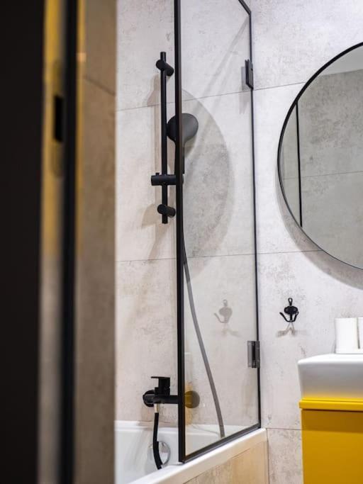 Chic Apartment In Historic Koneser Area Warsaw Luaran gambar