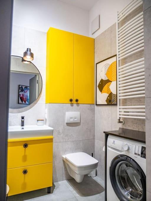 Chic Apartment In Historic Koneser Area Warsaw Luaran gambar
