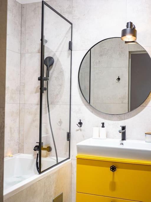 Chic Apartment In Historic Koneser Area Warsaw Luaran gambar