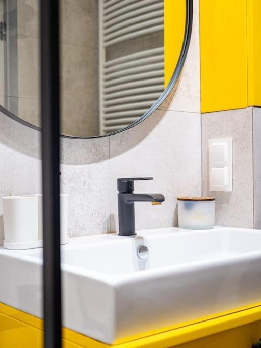 Chic Apartment In Historic Koneser Area Warsaw Luaran gambar