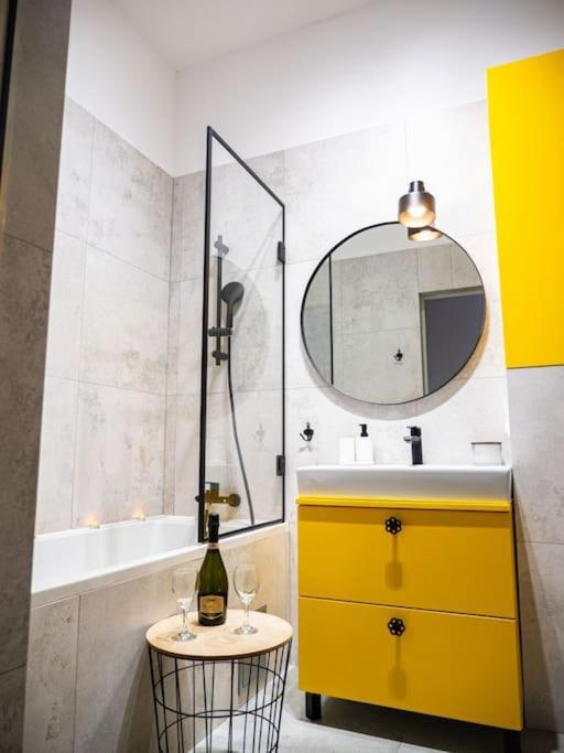 Chic Apartment In Historic Koneser Area Warsaw Luaran gambar