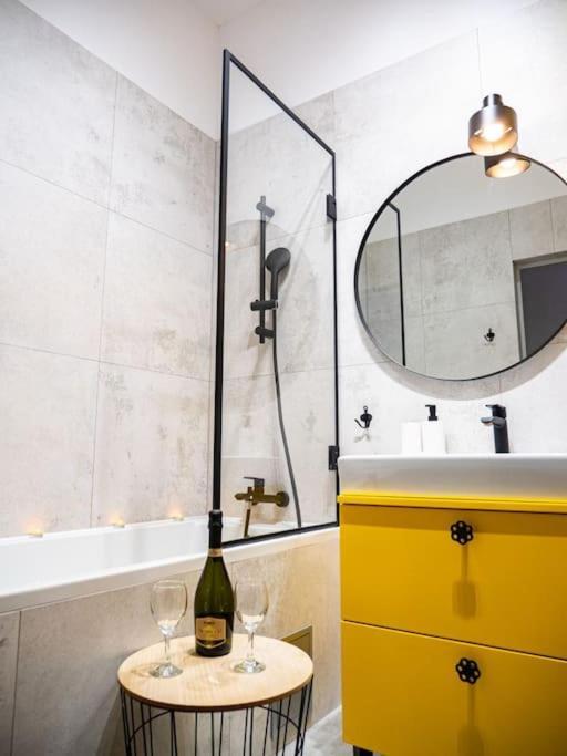 Chic Apartment In Historic Koneser Area Warsaw Luaran gambar