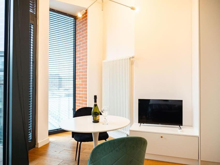 Chic Apartment In Historic Koneser Area Warsaw Luaran gambar